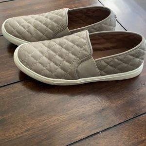 Size 8.5 Steve Madden taupe quilted sneakers